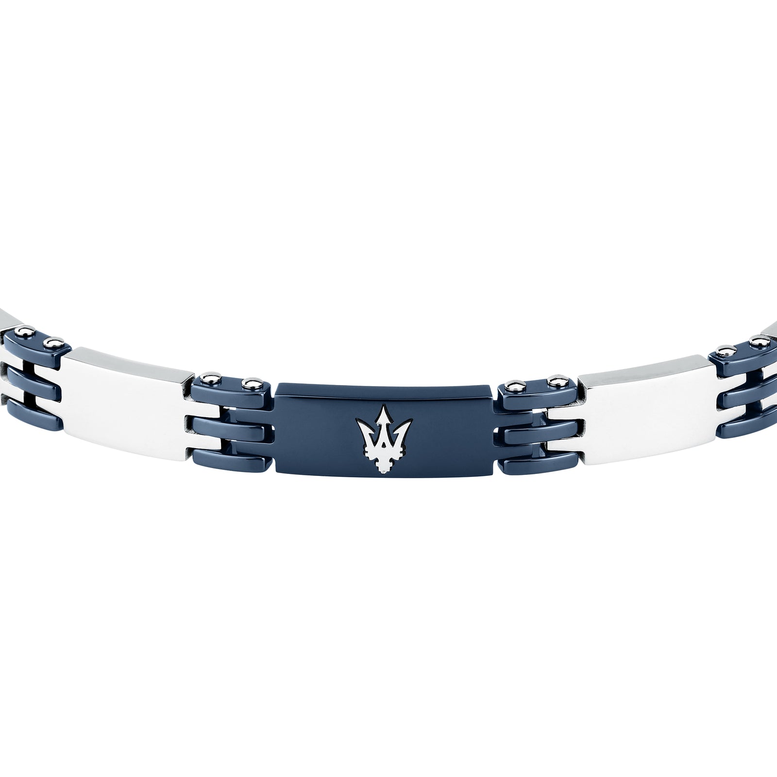 Bracciale Maserati JM426ATZ104: particolare della piastrina blu con Tridente argento e maglie chiare