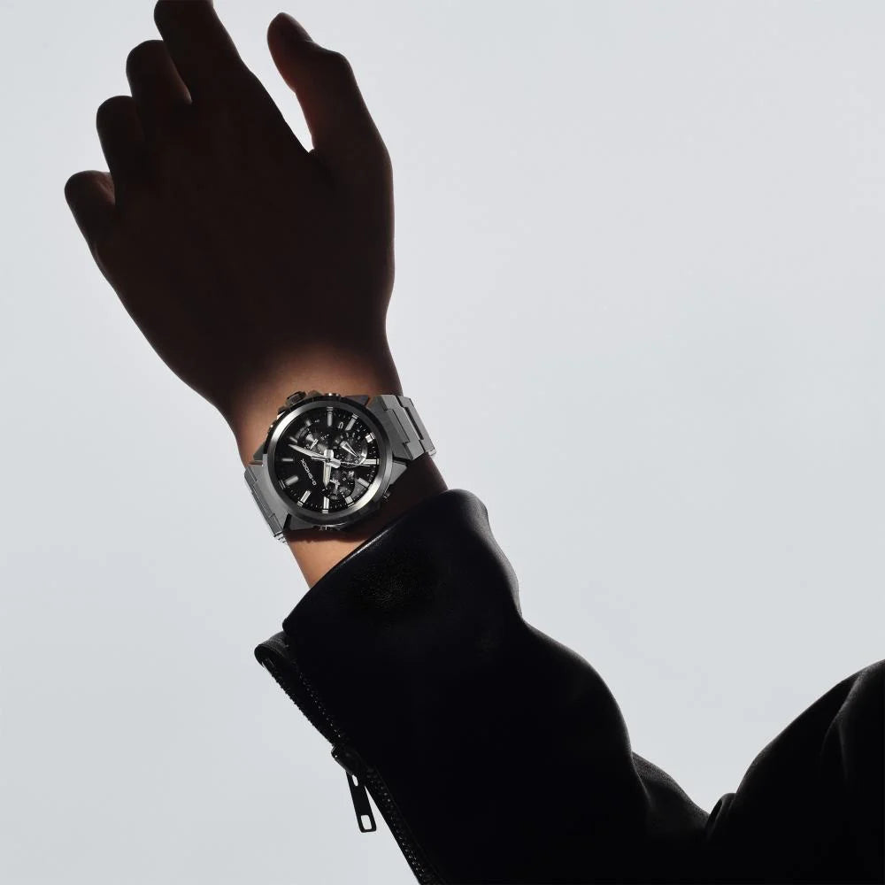 Casio G-SHOCK GST-W1000D-1AER con bracciale in acciaio, fotografia al polso