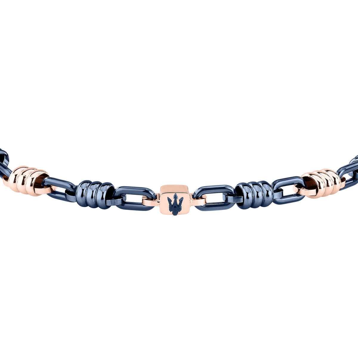 Bracciale Maserati JM426ATZ90: particolare delle maglie blu, finiture rosa e targhetta con Tridente