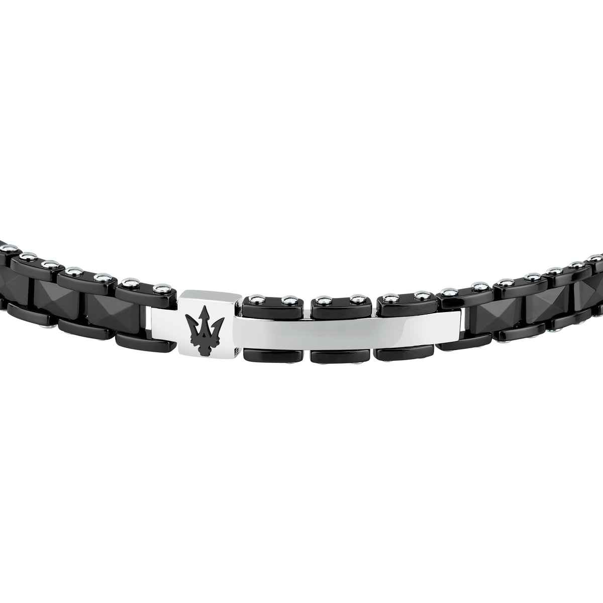 Dettaglio frontale della targhetta Tridente e delle maglie del bracciale Maserati Ceramic JM426ATZ95