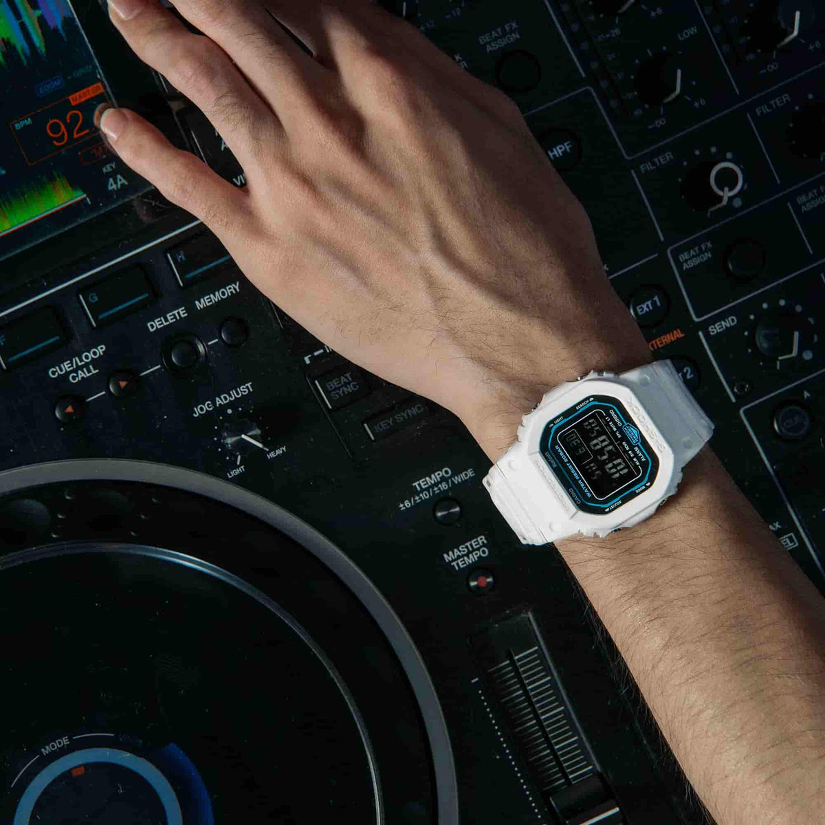 Orologio Casio G-Shock DW-B5600SF-7ER Sci-Fi uomo-2b Gioielli
