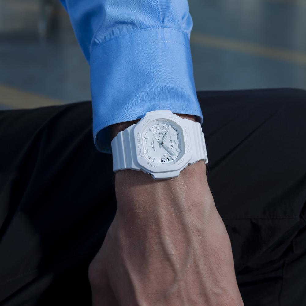 Casio G-SHOCK GAC-2500-7AER bianco — orologio indossato al polso