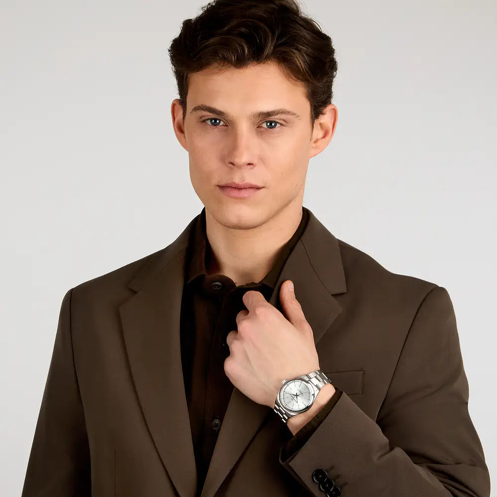 Philip Watch Caribe Urban R8253227004 indossato con abito marrone